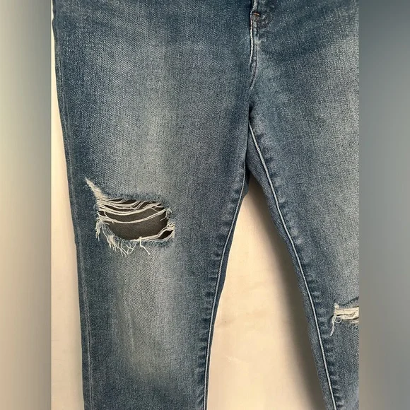 Express Skinny high rise ripped jeans. Size 6S. Great condition. - Picture 2 of 5